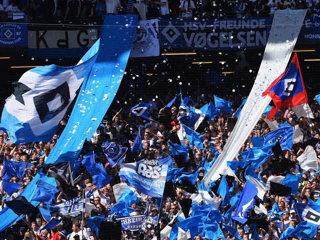 HSV-Fans protestieren gegen das neue neonfarbene Trikot mit Bannern in Blau-Weiß