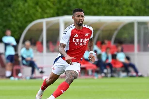 Brazilian striker Gabriel Jesus pictured with headline reporting Atalanta’s €28 million transfer bid amid Arsenal exit rumors.