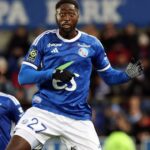 Ibrahima Sissoko im Bochum-Trikot bei einem Zweikampf im Mittelfeld. Im Hintergrund das Wappen von Preußen Münster und der Schriftzug: „Transfer-Kraacher: 3-Millionen-Angebot“.