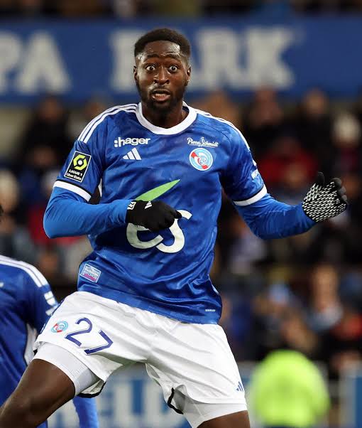 Ibrahima Sissoko im Bochum-Trikot bei einem Zweikampf im Mittelfeld. Im Hintergrund das Wappen von Preußen Münster und der Schriftzug: „Transfer-Kraacher: 3-Millionen-Angebot“.