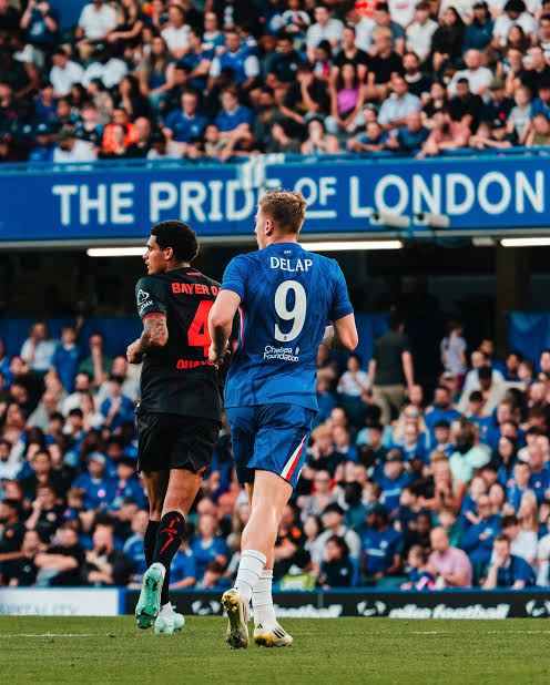 « Liam Rosenior brise le silence : l’accord Strasbourg–Chelsea n’est pas un contrat de “club satellite”. » Delap & Guiu confirmés pour un mouvement en janvier